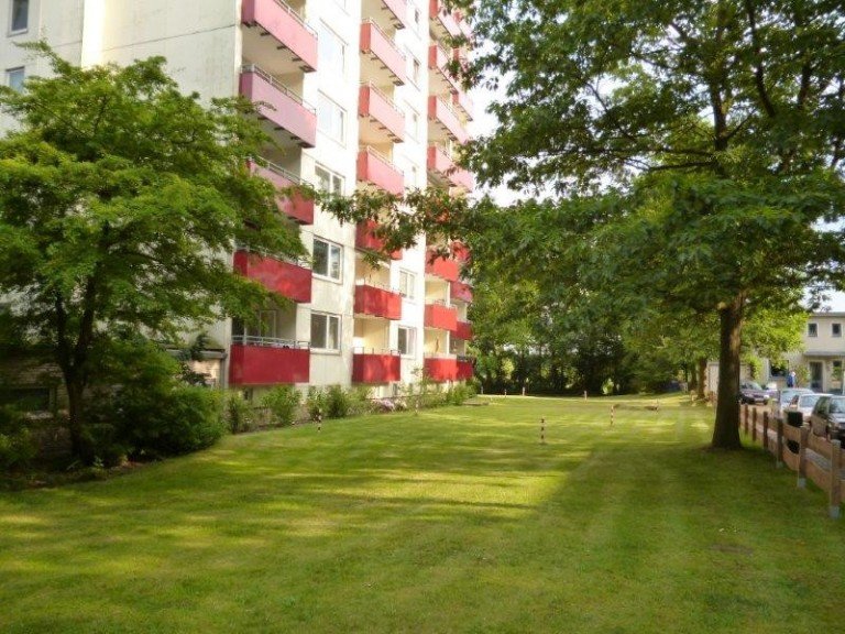 West-Ansicht Pinneberg-Waldenau - Schleswig-Holstein Etagenwohnung Pinneberg: vermietete 2 Zi.-Wohnung mit Garage zu verkaufen