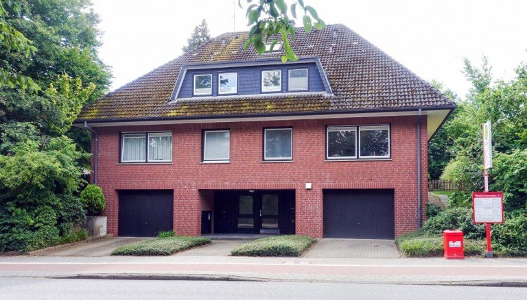 Einganggseite Hamburg (Marmstorf) - Hamburg Dachgeschosswohnung zu Verkaufen: vermietete 2 Zi-W. als Kapitalanlage in Hamburg-Marmstorf