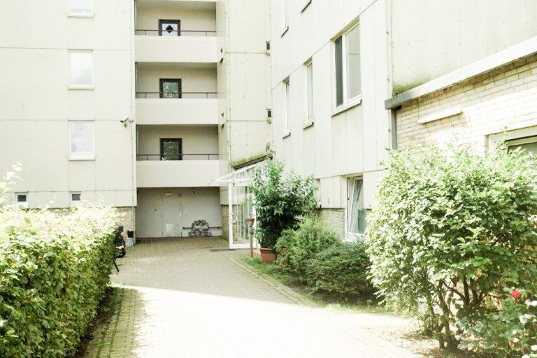 Hauszugang Pinneberg-Waldenau - Schleswig-Holstein Etagenwohnung Pinneberg: 2 Zi.-Wohnung - vermietet - mit Garage zu verkaufen