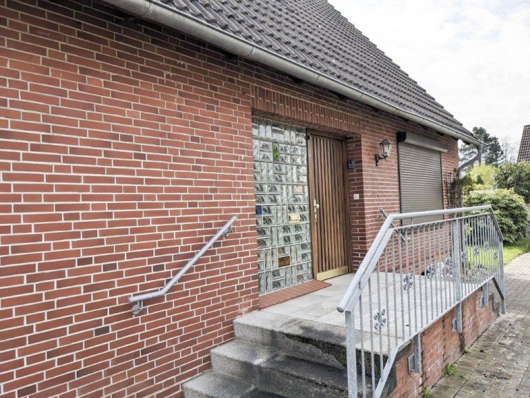 PXL_20260416_092444093-f�r Expos� NEU_edited Rellingen - Schleswig-Holstein Einfamilienhaus Einfamilienhaus mit Ausbaupotential auf gro�em Grundst�ck zu verkaufen
